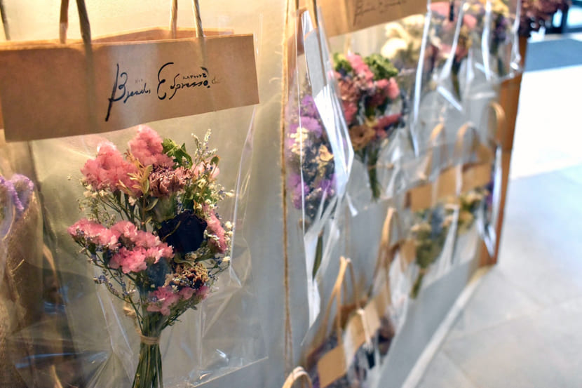 パンとエスプレッソと花束の店内