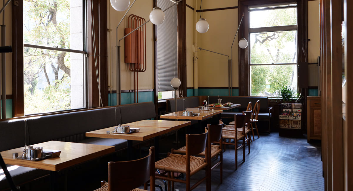 大阪府・大阪市　囲と囲曲 中之島図書館の店内1